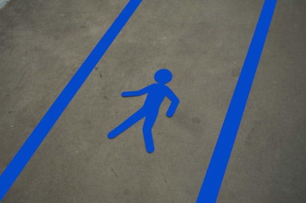 Lopende man voetganger vloersticker blauw